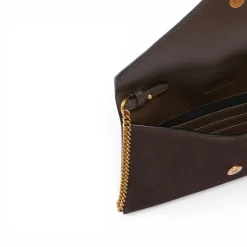 Borsa a bustina piccola in suede con borchie e tracolla